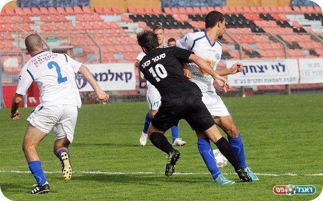 פנדל משום מקום. סגל ומחג'נה במהלך שהביא לשריקה (צילום: לירן דורף)