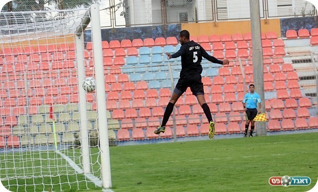 זנה לא מצליח להציל (צילום: לירן דורף)