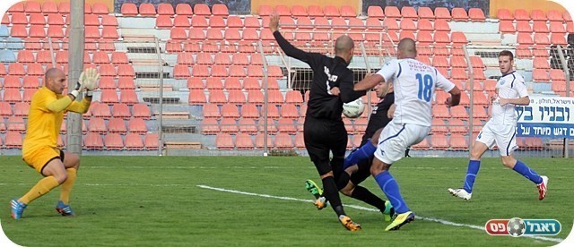 הדגל הונף במסירה. קרגולה מוסר לרבינוביץ' (צילום: לירן דורף)