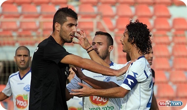 ומחליף דחיפות עם קובי כהן (צילום: לירן דורף)