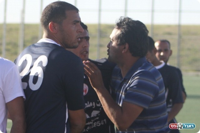 אלעאסם מרגיע את שחקניו (באדיבות שי מוגילבסקי אתר eyoya)