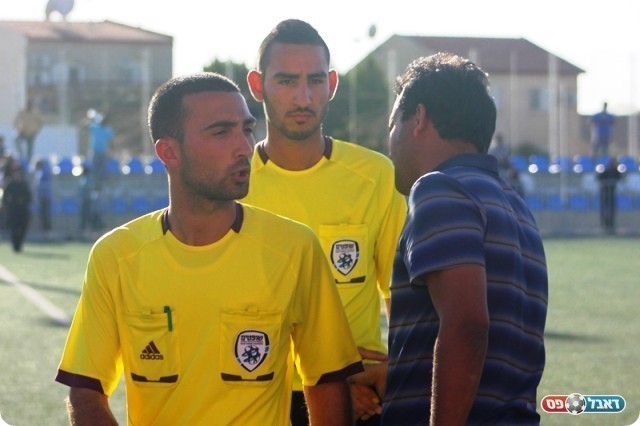 "לא הייתה בעיטה". אלעאסם וצוות השיפוט (באדיבות שי מוגילבסקי אתר eyoya)