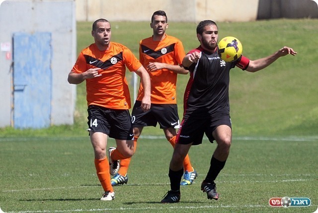 שחורי ומאור אמזלג במאבק (צילום: לירן דורף)