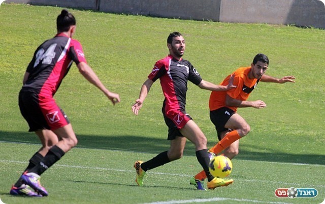 סוויסה מבשל את השער הרביעי (צילום: לירן דורף)