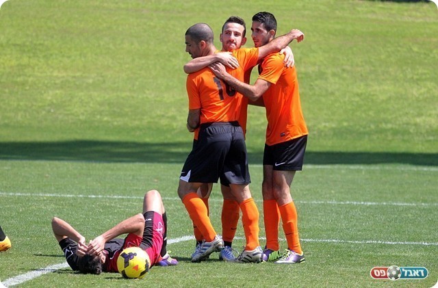 תמונה משקפת, דימונה חוגגת, בת ים שוכבת על הדשא (צילום: לירן דורף)