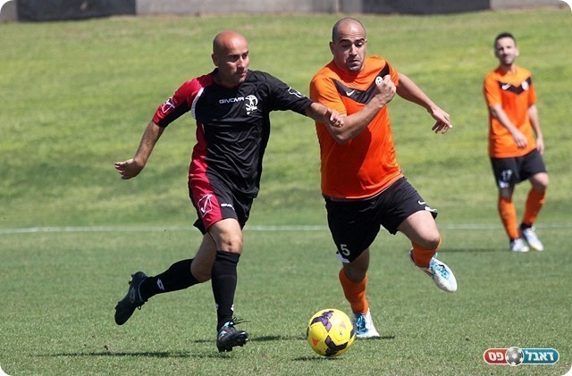 משה כהן ואבי אלבז רוצים כדור (צילום: לירן דורף)