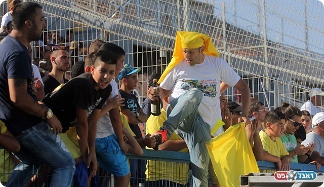 השמפניות עלו גם ליציע (לירן דורף)