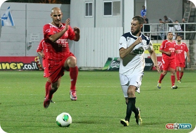 בת ים נכנסה לאט למשחק. פרנקו מנסה לברוח מביטון (צילום: לירן דורף)