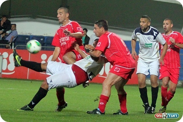 הכניס את עצמו. חלפון תופס את דואק (צילום: לירן דורף)