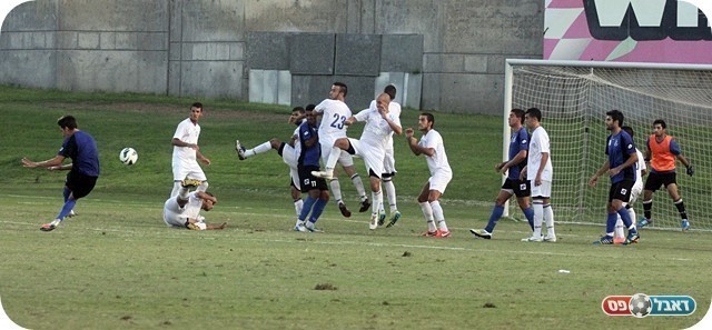 המצטיין במשחק. רביבו כובש את הראשון (צילום: לירן דורף)