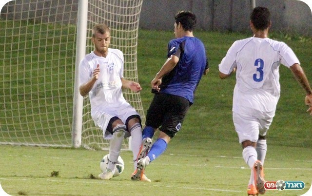 פנדל מוצדק. בן חנניה מכשיל את רביבו  (צילום: לירן דורף)