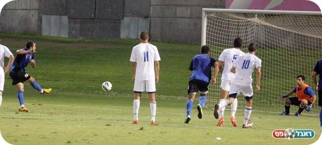 סגר עניין. פרננדז כובש (צילום: לירן דורף)