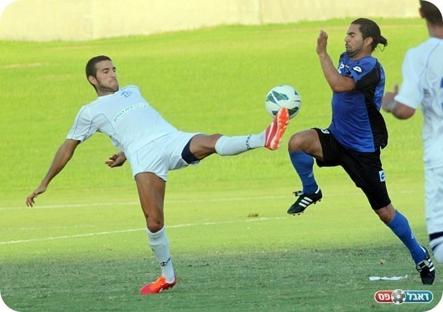 חצי מצב ראשון. מצליח עוצר את אסולין (צילום: לירן דורף)