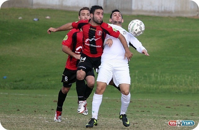 אחד בנבחרת ואחמד במחליפים. עבד אלחי (באדום) ורביבו (צילום: לירן דורף)