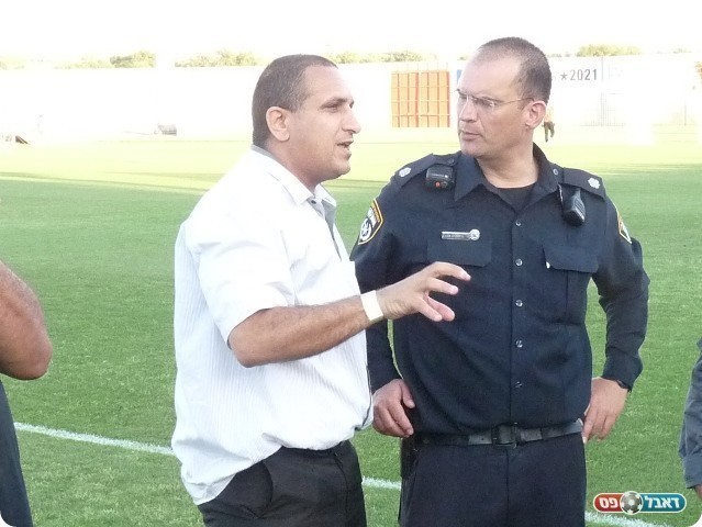 מקסימום משכורת אחת. בדיר (משמאל)