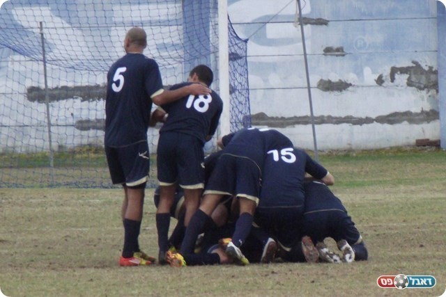 שחקני באר יעקב חוגגים את שער הניצחון