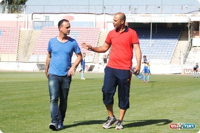 נשארו בליגה. כחילה ועוזרו מוטי עטר (צילום: שי מוגילבסקי)