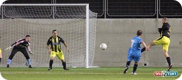 שליטה מוחלטת של הבקעה. קצר בועט (צילום: לירן דורף)