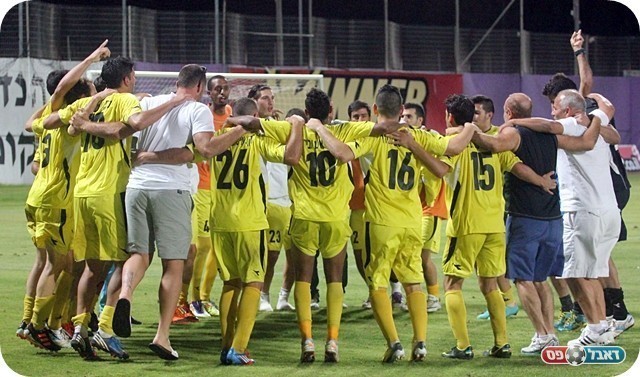 מחזה נדיר. שחקני כפ"ס חוגגים (צילום: לירן דורף)