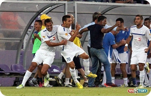 וחוגג עם עומרי כהן (צילום: לירן דורף)