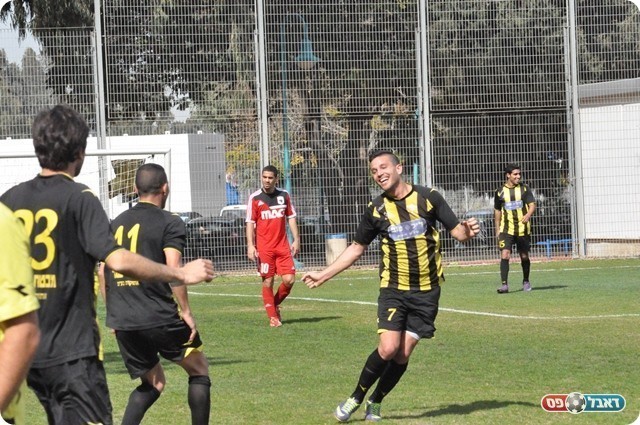 ניצחון גדול. דומר חוגג את השלישי של פ"ת (צילום: מוחמד חאדר אניס)