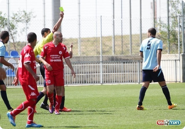 צהוב שגוי. קינן מראה את הכרטיס לפרץ (עבדאללה אזברגה)