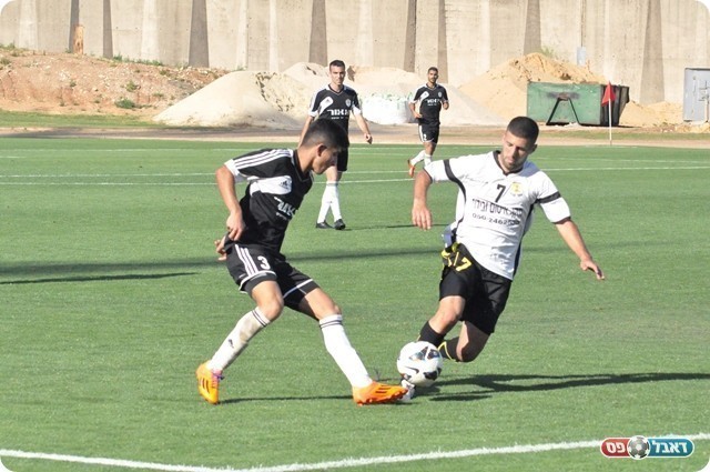 מחנה פתחה חזק. בנימין מנסה לעבור את ברקוביץ' (חאדר אניס)