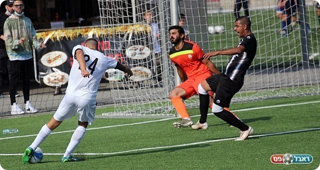 שטרכמן בועט וכובש (לירן דורף)