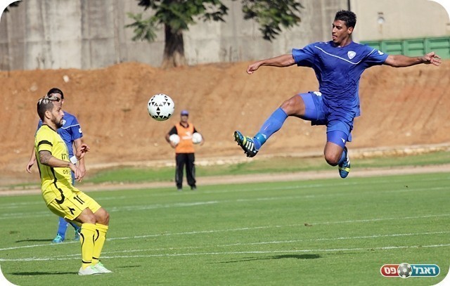 הלחץ של כפ"ס נמשך. בוכריס מעל בוזגלו (צילום: לירן דורף)