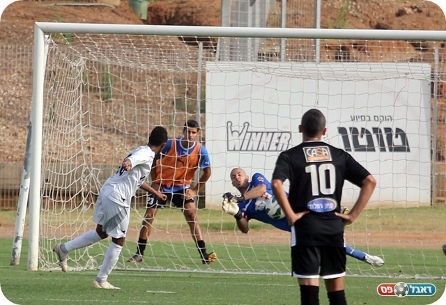 שמש עוצר את הפנדל של איילה (צילום: לירן דורף)