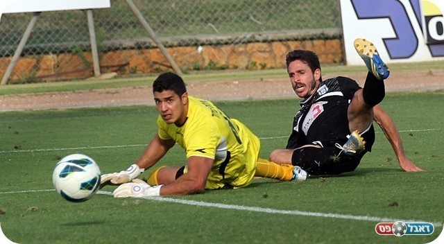 היו חייבים לכבוש. רומן מחמיץ מול רז (צילום: לירן דורף)