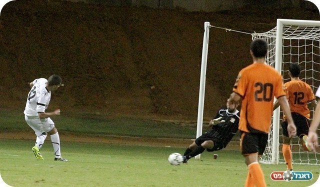 הצלת המשחק. שערי עוצר את מחמיד (צילום: לירן דורף)