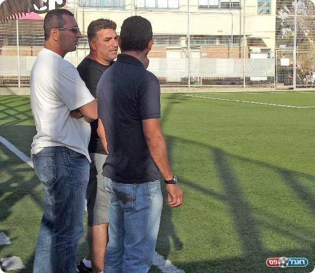 תמונה סוריאליסטית. לוי, חסן ועטיה מתבוננים יחד במשחק (צילום: אייל אורן)