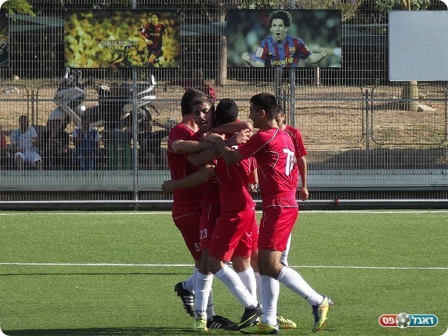 יתרון מוצדק. שחקני יפו חוגגים את הראשון כשברקע מסי (צילום: אייל אורן) 