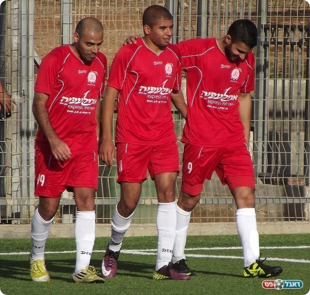 נתניה התפרקה. שחקני יפו חוגגים את השלישי (צילום: אייל אורן)