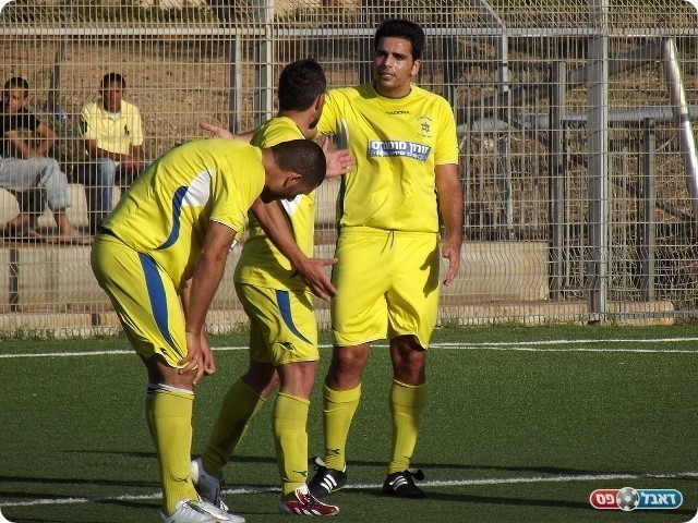 רק לא להתפרק. שחקני נתניה לאחר השלישי (צילום: אייל אורן)