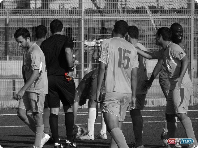 חטא על פשע. שחקני נתניה מתקשים להשלים עם הפנדל והאדום (צילום: אייל אורן)