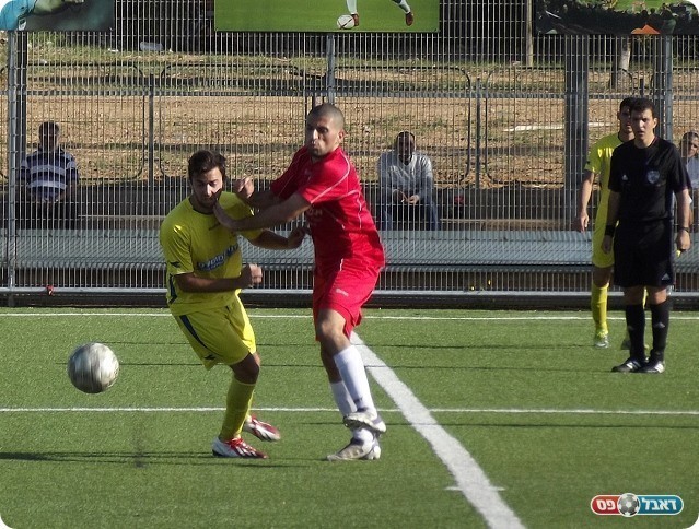 משחק חסר דיוק. אבלאסי (באדום) וקובי גוזלן (צילום: אייל אורן)