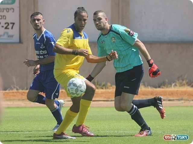 מתניה (בצהוב), "עם הגובה שלך הייתי משחק בליברפול" (לירן דורף)