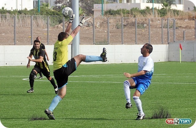 כמעט שער. הצ'יפ של דיין מעל נוביצקי (צילום: לירן דורף)