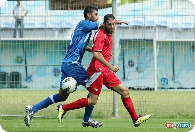 קשה להפר את הגיבוש. ניר ביטון עם ליטף נחום (צילום: לירן דורף)