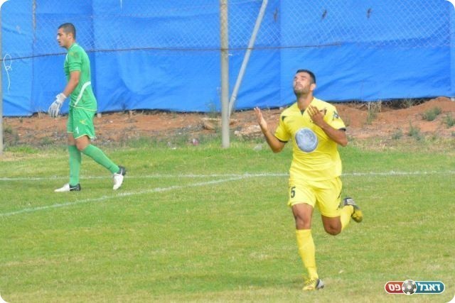 לא קלה היא ליגה א'. דור אלקבץ מתפלל לשער (צילום: ולדי מויסייב)