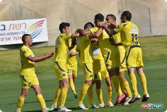 וחוגג עם החברים (ולדי מויסייב)