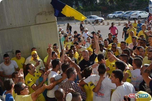 ומחוץ לאצטדיון (ולדי מויסייב)