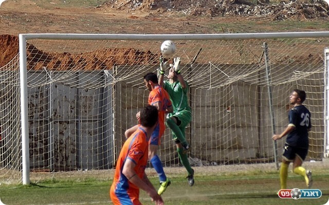 כדורים ארוכים. פאר קולט עוד כדור (צילום: אייל אורן)