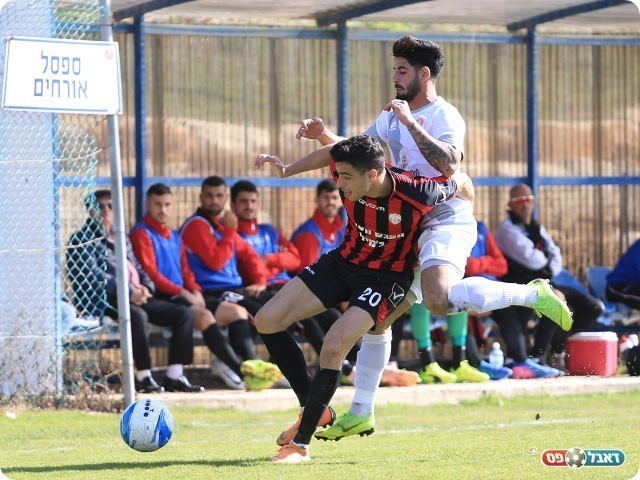 לידור באבא ואושר טפירו במאבק על הכדור (קובי פורטל)