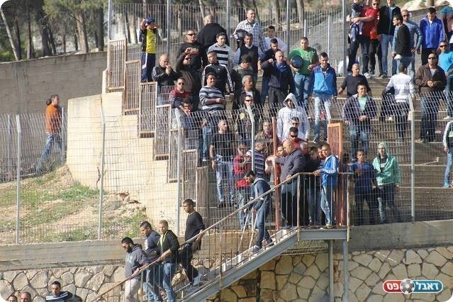 המהומה. אוהדי בקה חודרים למגרש (צילום: אחמד עזאיזה)