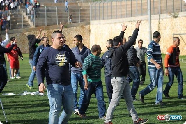 ומתגרים באוהדים המקומיים (צילום: אחמד עזאיזה)