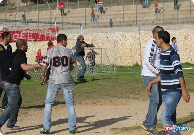 ןמשליכים אבנים לעבר אוהדי דבוריה (צילום: אחמד עזאיזה)