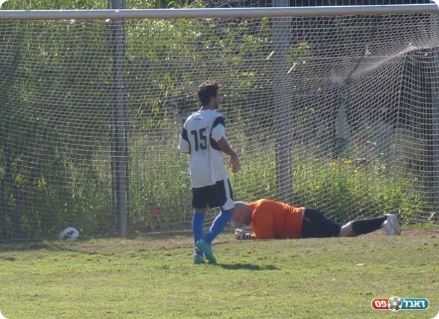 שמלי נכנע לבעיטה חופשית (צילום: אלי שמואלי)